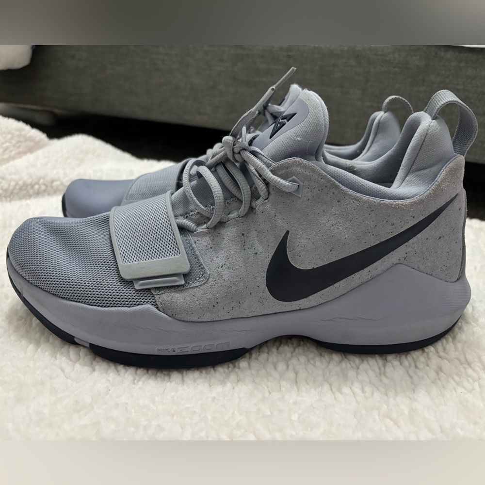 Nike Men's Light Gray Athletic Shoes